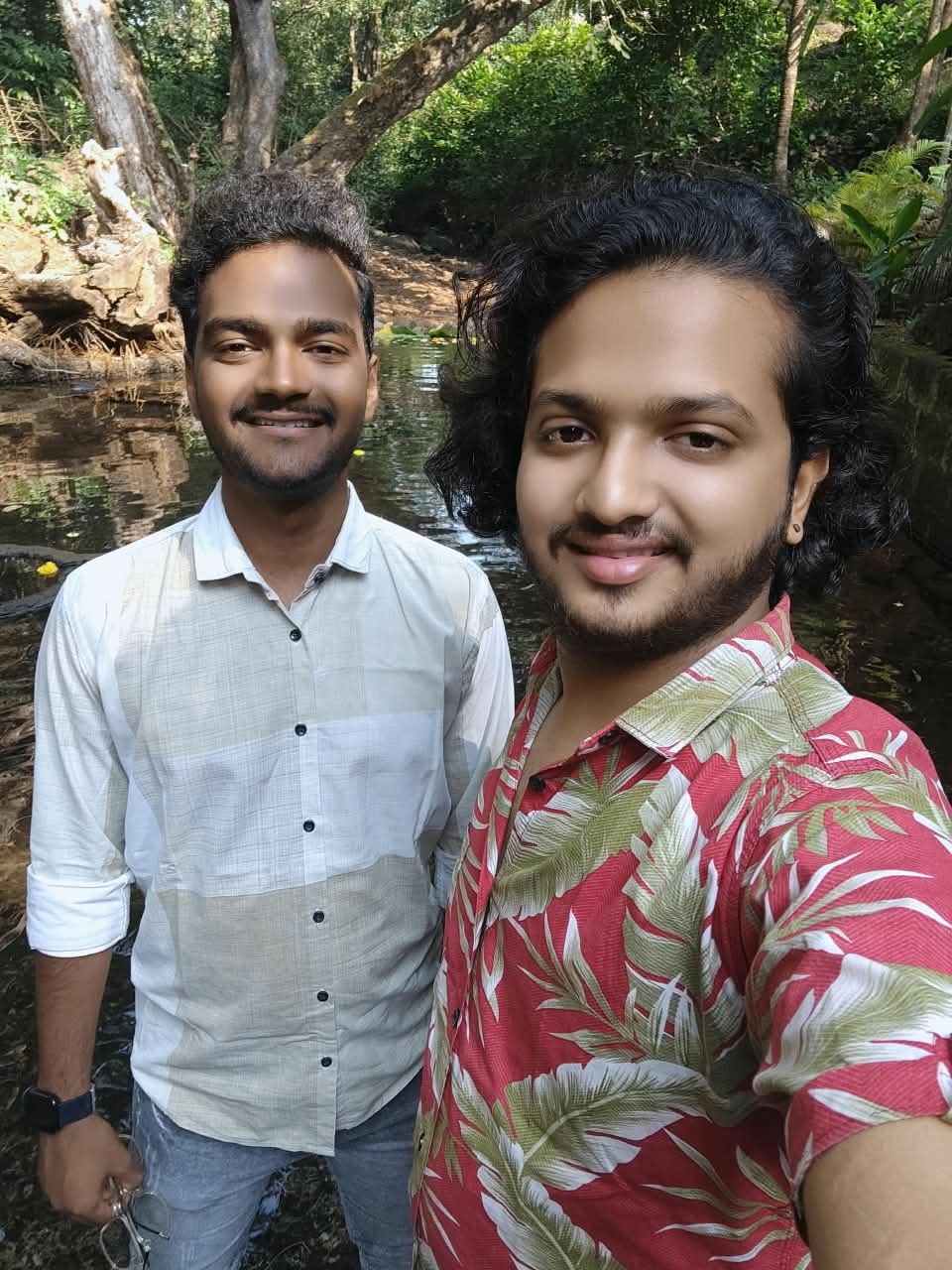 अभिषेक सांडू शिंदे(मामा) आपल्या एडिटिंग स्टुडिओमध्ये